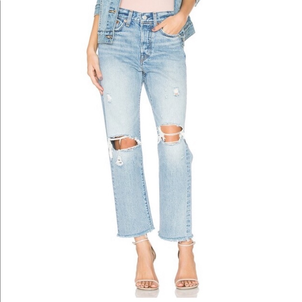 SOLD🧡Levis Wedgie Distressed Straight Leg Cropped Jeans